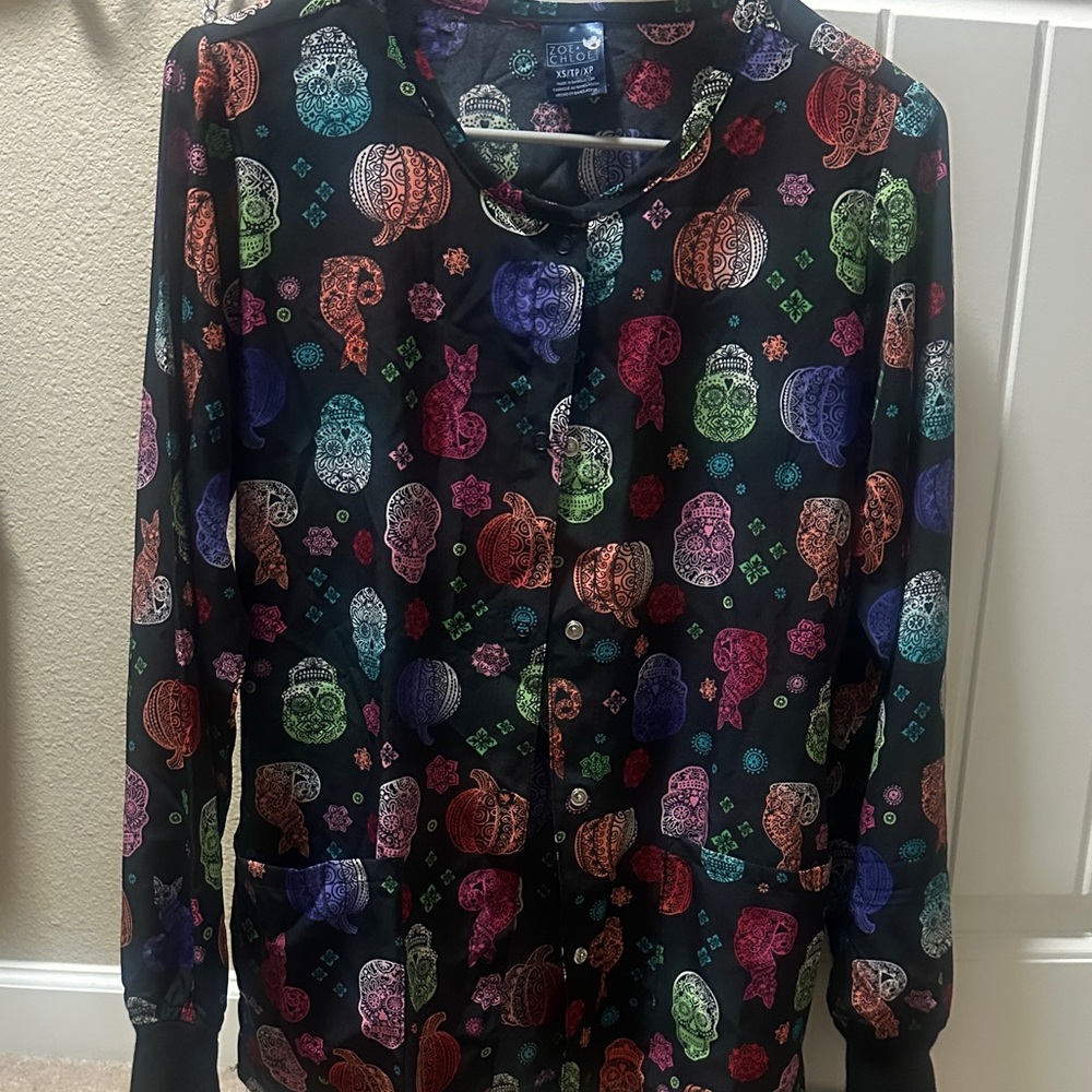 Colorful Skull Print scrub Jacket New XS Zoe +Chloe brand